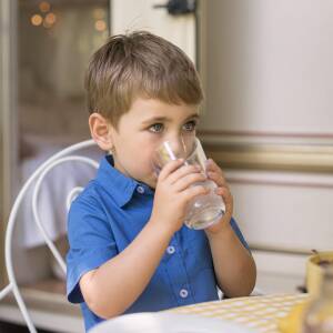 Junge trinkt WATEC Wasser